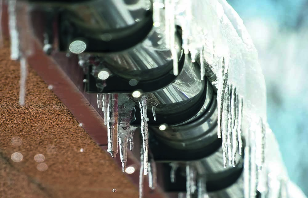 Sicherheit vor winterlichen Gefahren wie Eisbildung und Eiszapfen